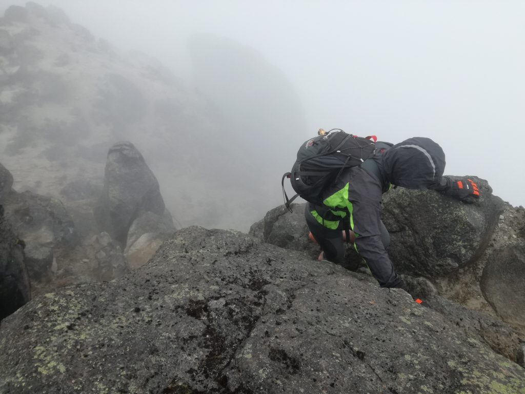 Empezamos la aclimatación seria!! Frío y olor a azufre. Guagua Pichincha 4800 mts.