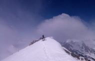 Pico Tablato (2695 mts.) con esquís.